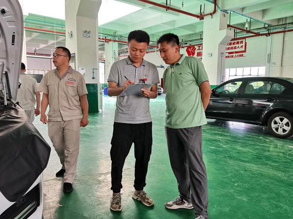 車輛工程系黨總支開展 “我為群眾辦實(shí)事—免費(fèi)汽車檢修”主題黨日活動(dòng)