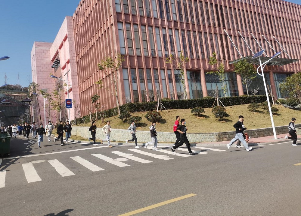 車輛工程系組織開展2022年秋季學(xué)期安全應(yīng)急疏散演練