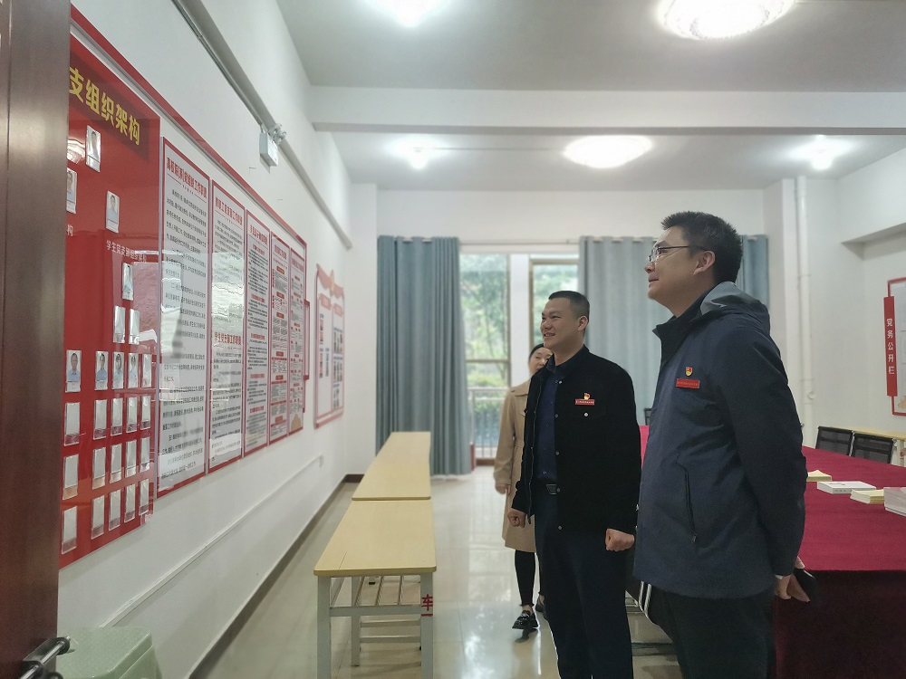 院黨委書記何軍深入車輛工程系調(diào)研指導(dǎo)工作