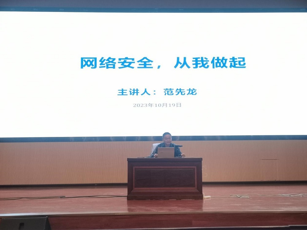 范先龍副院長為學(xué)生講授“形勢與政策”課程