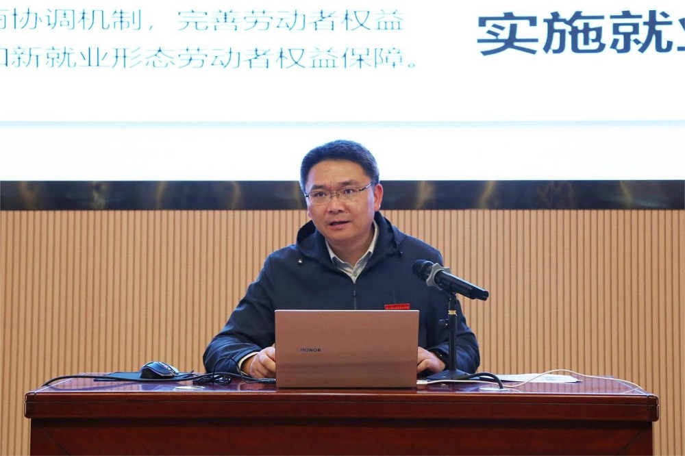 學(xué)院黨委書記何軍同志為車輛工程系學(xué)子授專題思政課