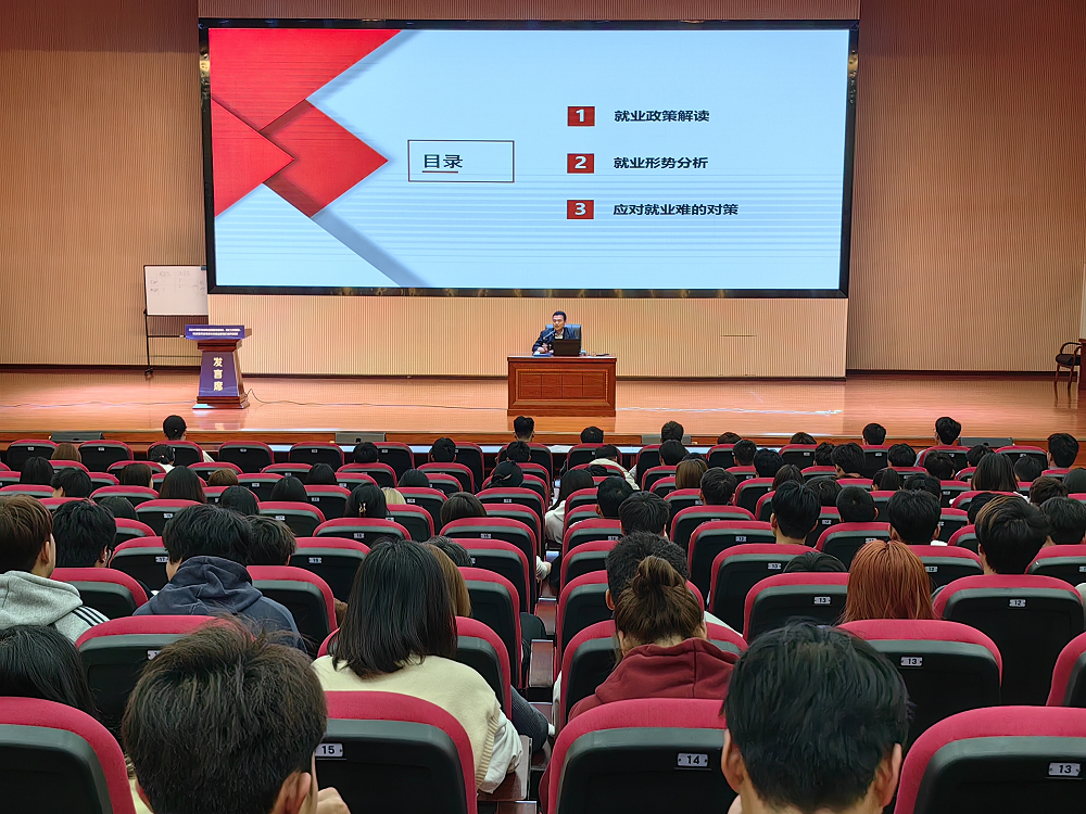 車輛工程系黨總支書記李光林為車輛工程系學(xué)子講授《形勢與政策》課程