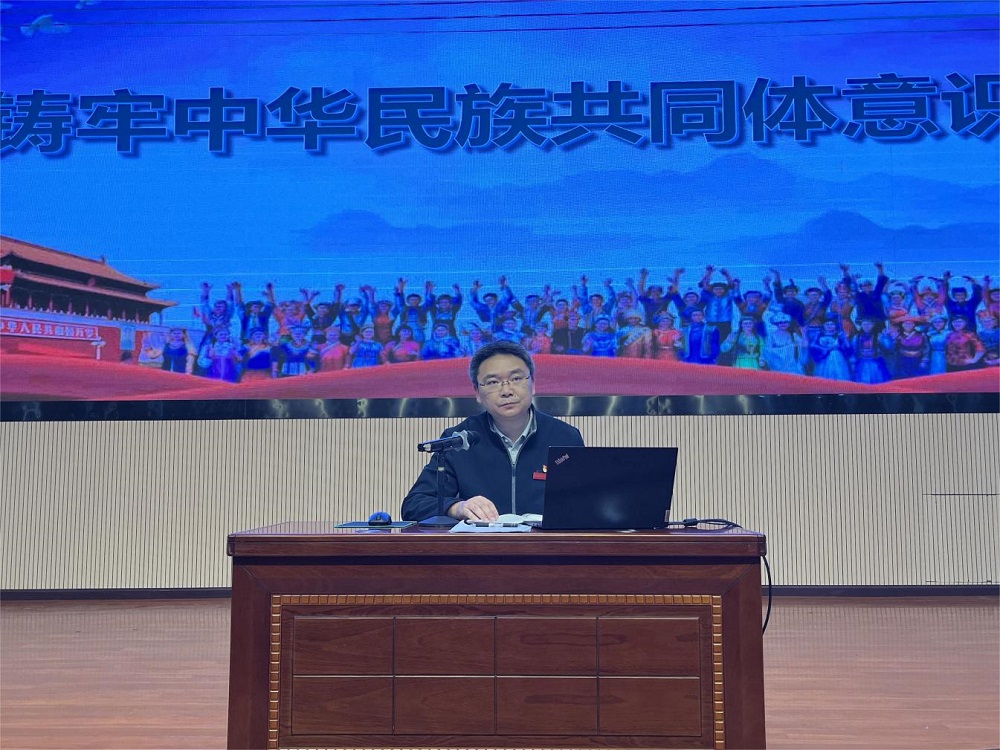 學(xué)院黨委書記何軍為車輛工程系學(xué)子講授《形勢與政策》課程