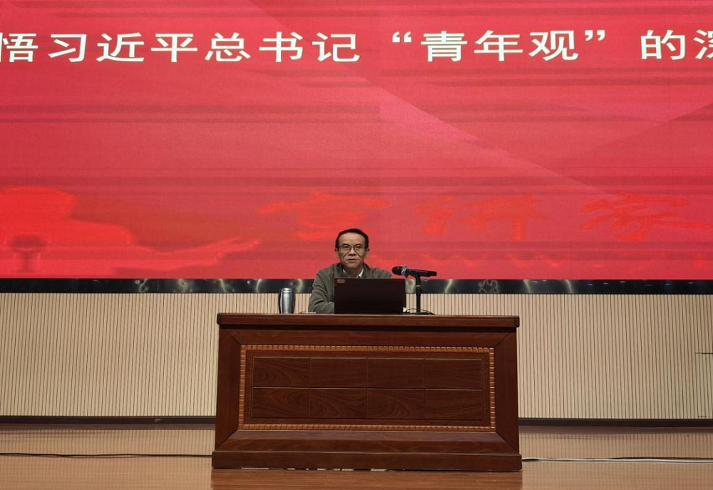 學(xué)院院長劉猛為車輛工程系學(xué)子講授《形勢與政策》課程