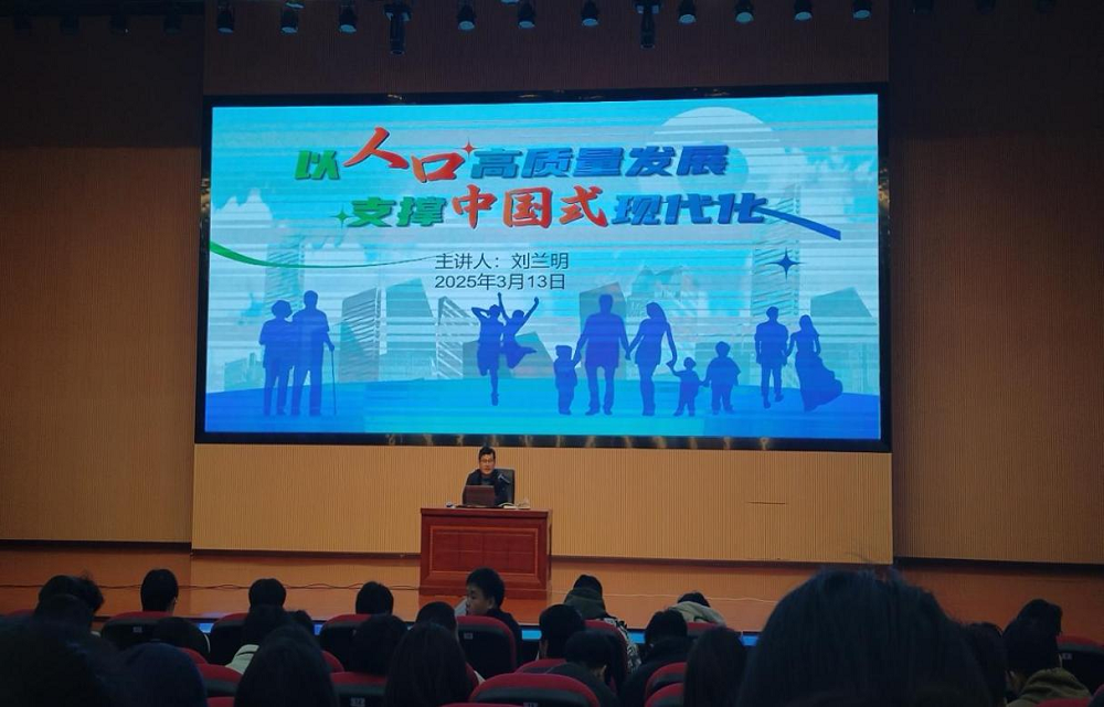 學(xué)院黨委委員、組織人事部部長劉蘭明為車輛工程系學(xué)子講授《形勢與政策》課程
