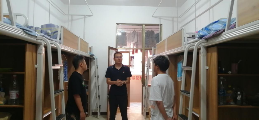 心系新生 親切問候——電氣工程系領(lǐng)導(dǎo)暖心走訪新生宿舍