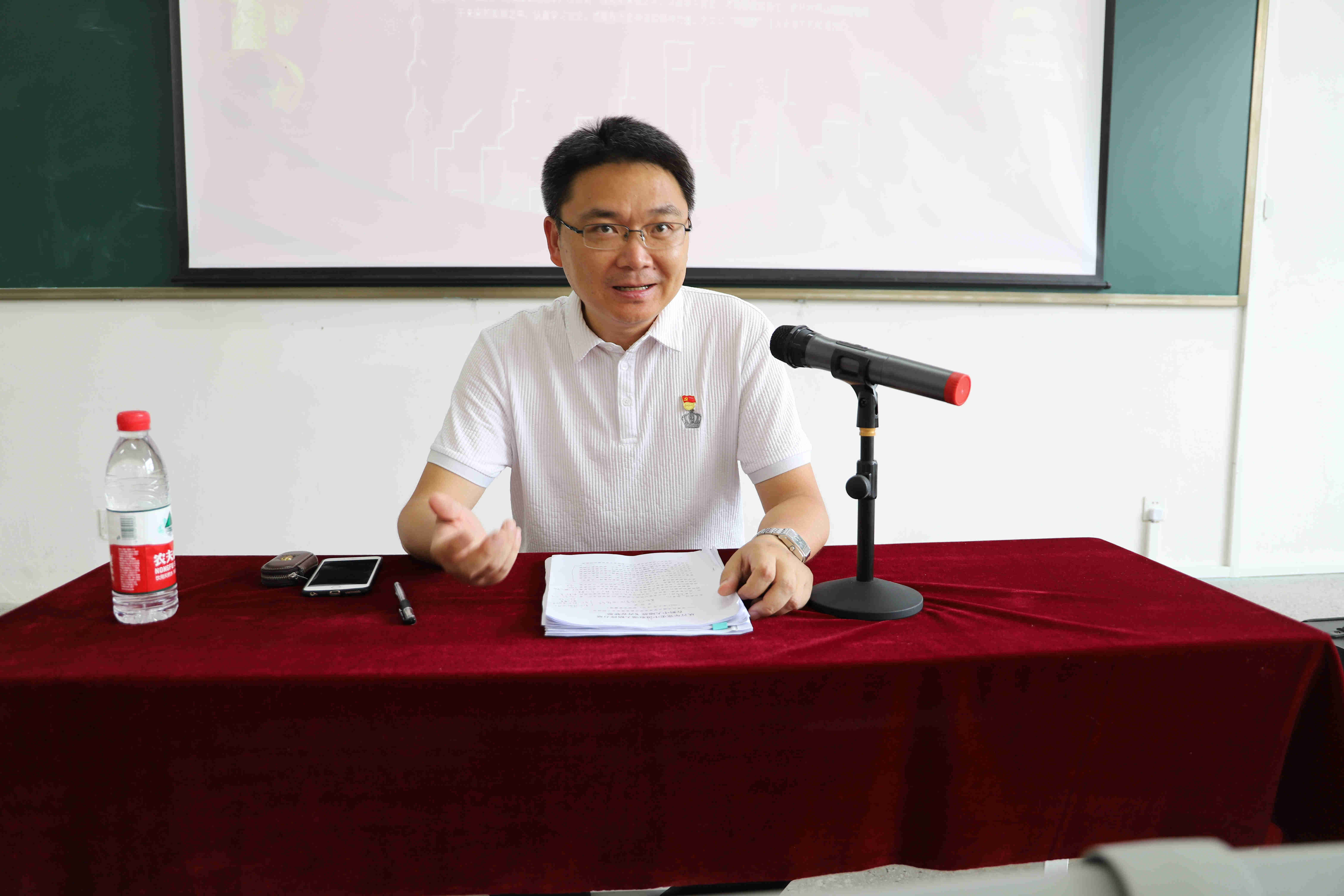 院黨委何軍書記為管理工程系師生上專題黨課
