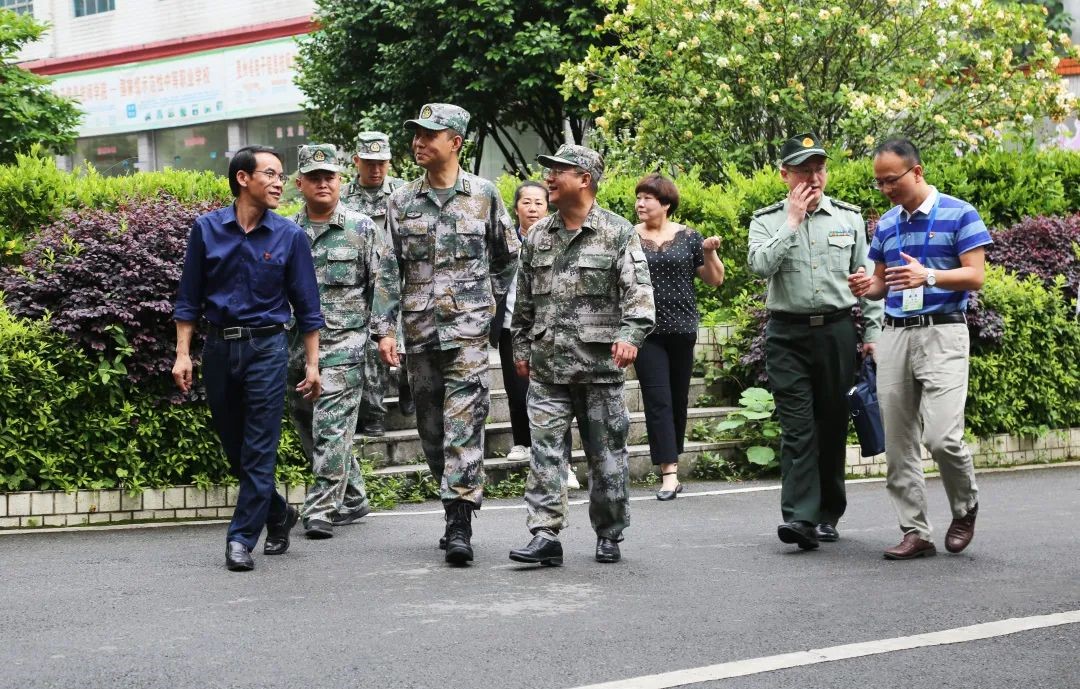 黔南州征兵辦、都勻市征兵辦到我院調(diào)研并舉行征兵工作站授牌儀式