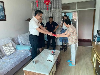 學院開展“七一”走訪慰問活動向老黨員送去黨的溫暖和關(guān)懷