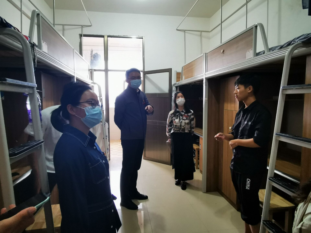 金秋迎國慶，宿舍送溫情 | 學院黨委書記何軍攜管理工程系黨總支國慶前夕走訪宿舍慰問學生