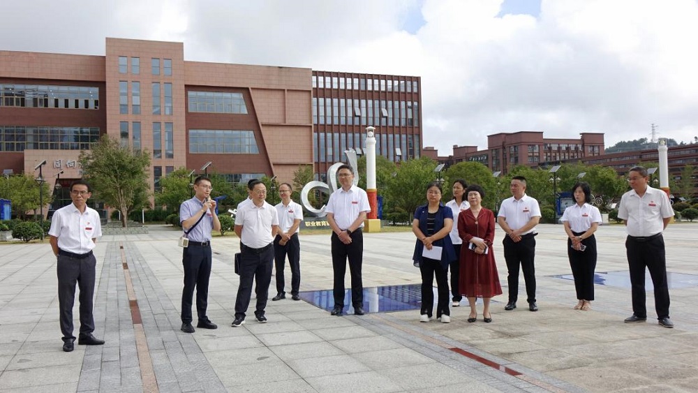 黔南州政協(xié)黨組書記、主席瓦標(biāo)龍一行蒞臨學(xué)院調(diào)研并開展第40個教師節(jié)慰問工作